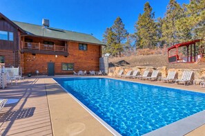 Una piscina al aire libre, una piscina climatizada
