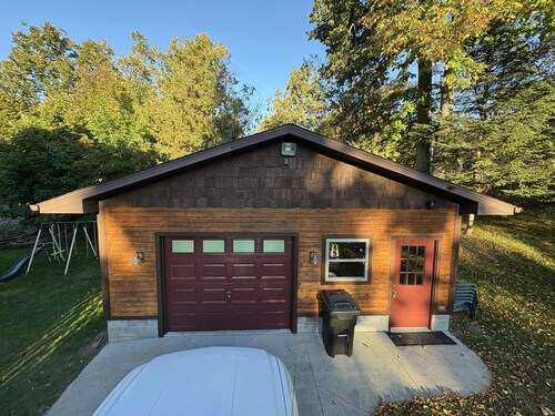 Immaculate yet cozy Cabin, sleeps 10. Just a few steps away from Hubbard Lake.