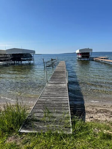 Immaculate yet cozy Cabin, sleeps 10. Just a few steps away from Hubbard Lake.