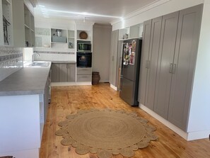 Mikrobølgeovn, ovn, kokeplater og oppvaskmaskin