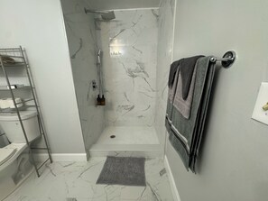 Handtücher, Seife, Toilettenpapier
