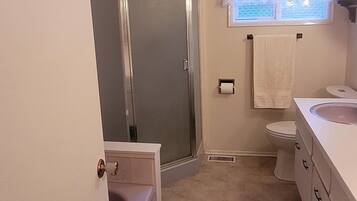 Douche, sĂšche-cheveux, serviettes fournies, savon