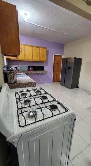 烤箱、炉灶、厨具/餐具、餐桌