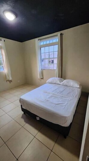 4 عدّة غرف نوم ومكواة/لوح كي وواي فاي مجانًا وملاءات أسرّة