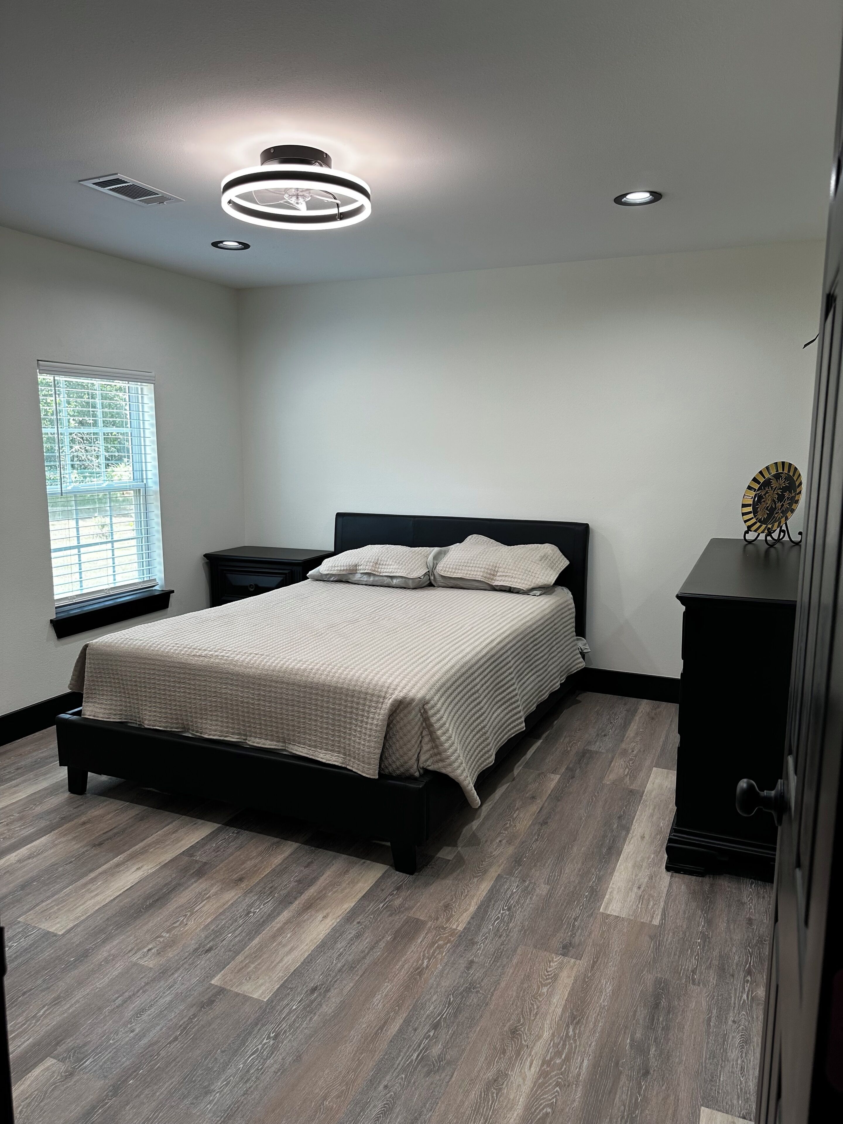 2 عدّة غرف نوم ومكواة/لوح كي وواي فاي وملاءات أسرّة