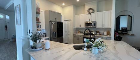 Mikrowelle, Ofen, Herdplatte, Geschirrspüler