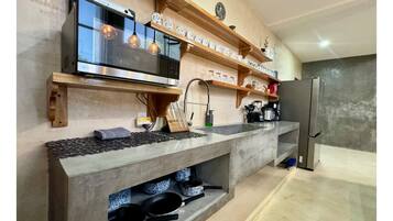 ثلاجة، ميكروويف، موقد طهي مسطح، ماكينة لصنع القهوة/الشاي