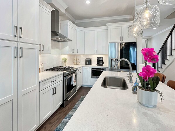 Fridge, stovetop, dishwasher, coffee/tea maker - Savannah Riverfront Retreat (Savannah)