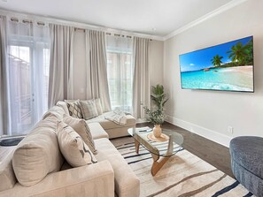 TV - Savannah Riverfront Retreat (Savannah)