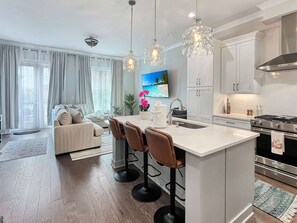 Fridge, stovetop, dishwasher, coffee/tea maker - Savannah Riverfront Retreat (Savannah)