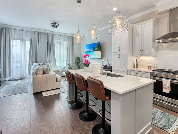 ثلاجة، موقد طهي مسطح، غسالة أطباق، ماكينة لصنع القهوة/الشاي