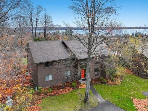 🛶 Torch Lake Vista – A-Ga-Ming Golf & Lakeview Condo | Large Patio  ➠ 741/Unit 9B