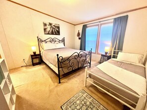 3 عدّة غرف نوم وسرير سفر وواي فاي وملاءات أسرّة