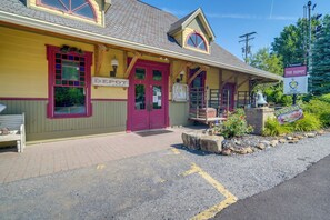 Interior - 'red NY Central,' Converted Railcar in Dubois! (DuBois)
