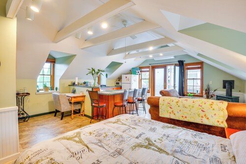 Walk to Marina: Dog-friendly Lake Ontario Studio