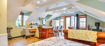 Walk to Marina: Dog-friendly Lake Ontario Studio