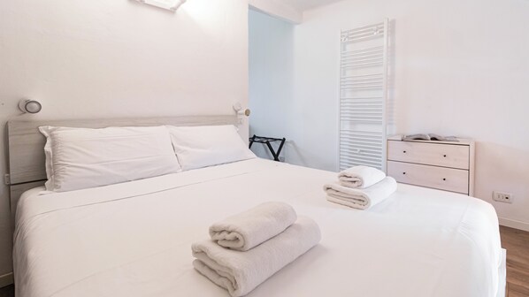 Apartment (0 Bedroom) | Iron/ironing board, cribs/infant beds, bed sheets