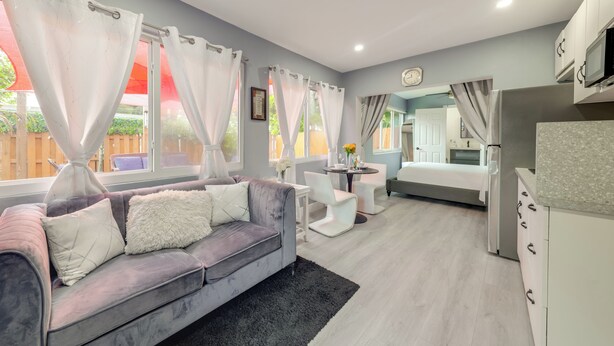 Interior - Chic Studio Near Amerant Arena & Shopping! (Sunrise)