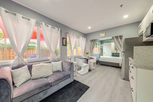 Chic Studio Near Amerant Arena & Shopping!