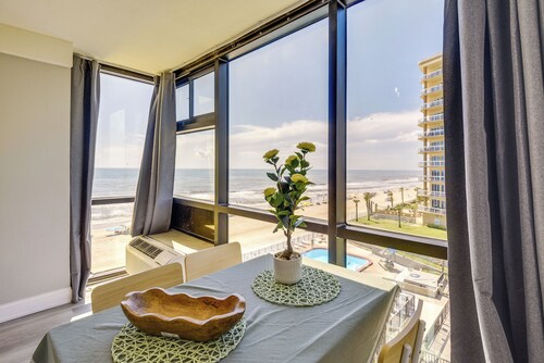 Beachfront Studio: Walk to Daytona Fun!