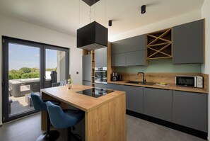 Kühlschrank, Mikrowelle, Ofen, Herdplatte