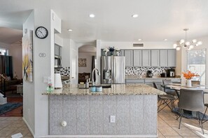 المنشأة من الداخل