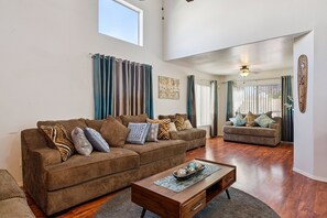 Smart TV - A spacious home filled with natural light , 3 Bedroom House with AC and Heating. (Chandler)