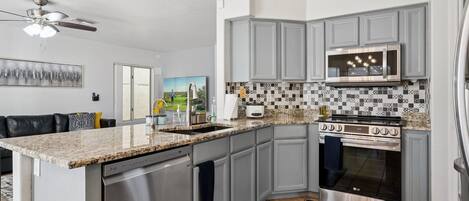 Kylskåp, mikrovågsugn, ugn och spishäll