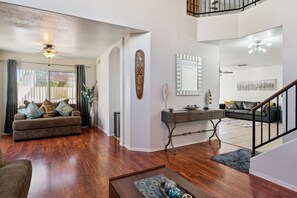 Smart TV - A spacious home filled with natural light , 3 Bedroom House with AC and Heating. (Chandler)