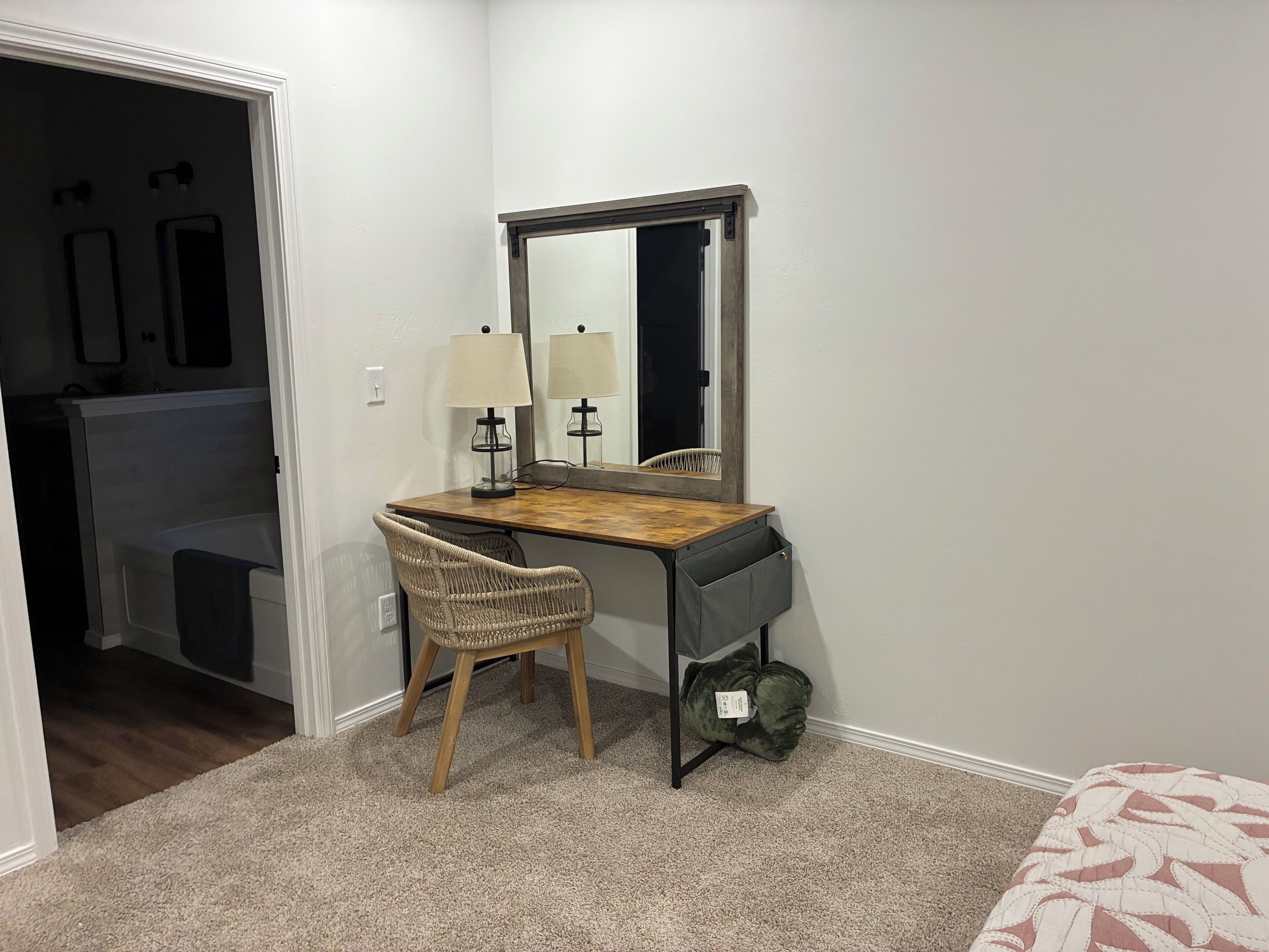 3 bedrooms, iron/ironing board, internet, bed sheets