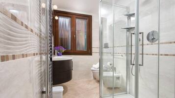 Dusj, hårføner, bidé og håndklær