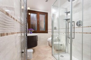 Een douche, een haardroger, een bidet, handdoeken