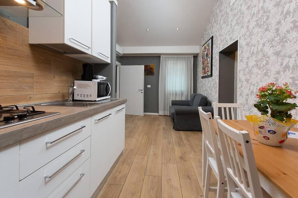 Mikrowelle, Herdplatte, Geschirrspüler