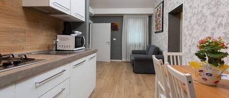 Een microgolfoven, een kookplaat, een vaatwasser