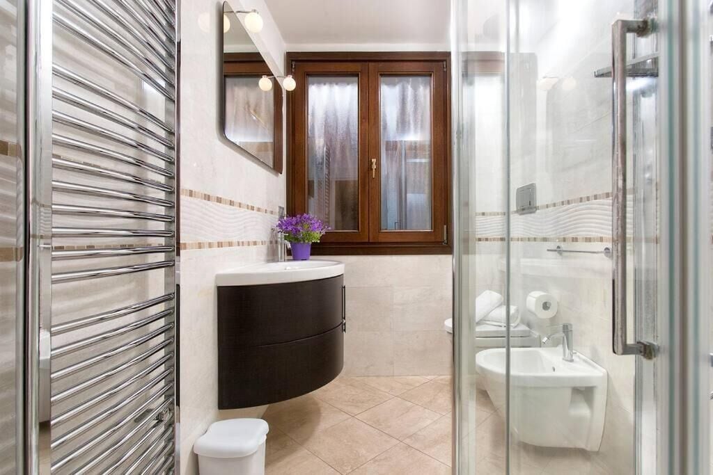 Een douche, een haardroger, een bidet, handdoeken