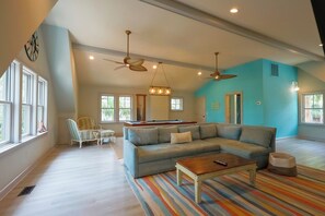 Smart TV, libros, monitor de computadora y impresora