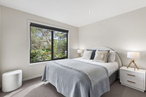 4 間睡房、書桌、熨斗/熨衫板、可攜式嬰兒床