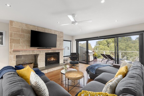 Een televisie en een open haard