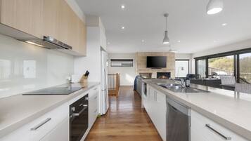 Refrigerador, microondas, cafetera y tetera y utensilios de cocina