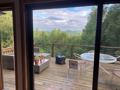 Cozy 3-bedroom chalet with mountain views