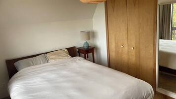 3 bedrooms, iron/ironing board, travel crib, free WiFi