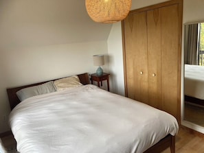 3 habitaciones, tabla de planchar con plancha y cuna de viaje 