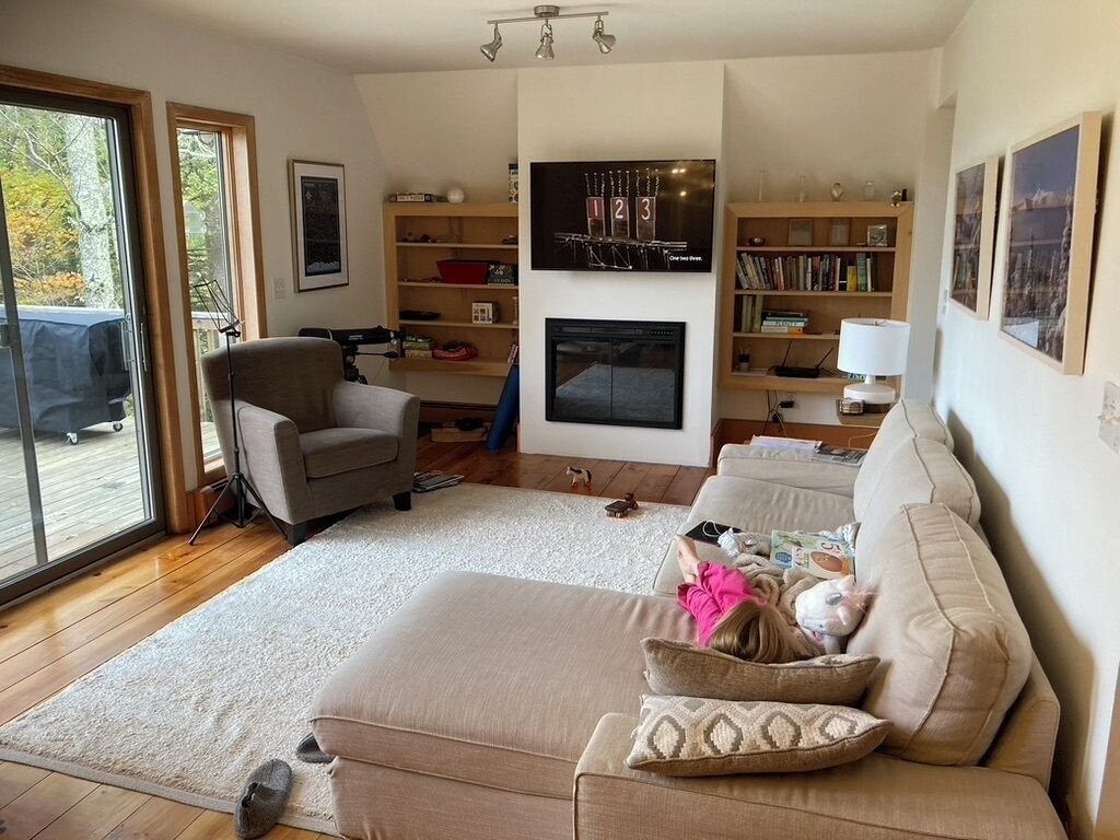 TV connectée, baby-foot, table de tennis de table, livres