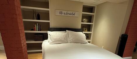 1 habitación, tabla de planchar con plancha, wifi y ropa de cama