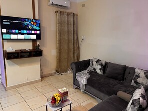 Smart TV - Charming 2-bedroom apartment in Downtown Aswan with AC (Aswan)