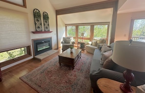 Smart TV, fireplace, foosball, table tennis - Charming 3-bdrm w/foosball, firepit, screened porch in the Galena Territory (Galena)