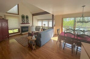Smart TV, chimenea, futbolito y tenis de mesa