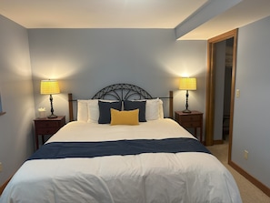 3 bedrooms, iron/ironing board, free WiFi, bed sheets - Charming 3-bdrm w/foosball, firepit, screened porch in the Galena Territory (Galena)