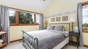 3 bedrooms, iron/ironing board, free WiFi, bed sheets - Charming 3-bdrm w/foosball, firepit, screened porch in the Galena Territory (Galena)