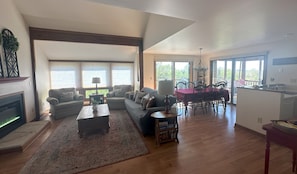 Smart TV, fireplace, foosball, table tennis - Charming 3-bdrm w/foosball, firepit, screened porch in the Galena Territory (Galena)